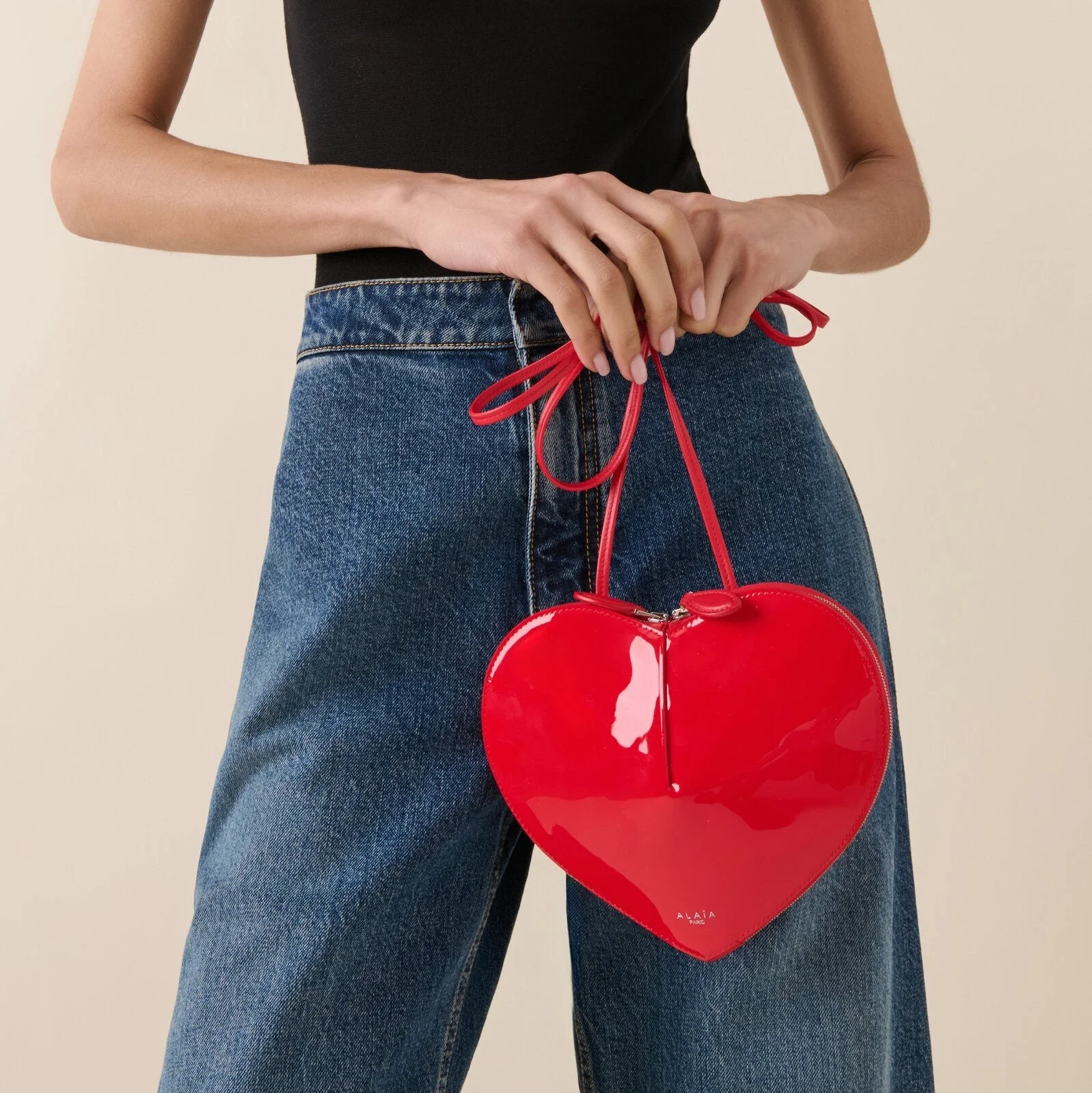 Alaïa 'Le Cœur' Red Crossbody Bag – Heart-Shaped Patent Leather Mini Purse | Modern Romantic Luxury - Image 4